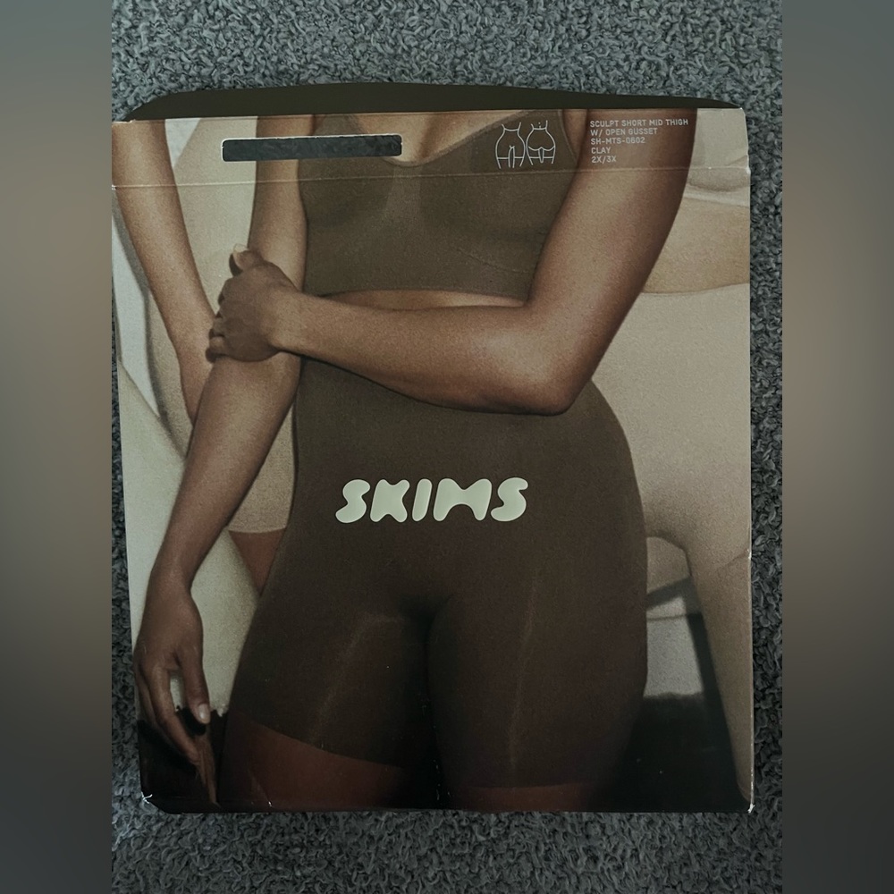 Sculpting Short Mid Thigh With Open Gusset
Color : Clay 
Brand New
Size : 2x/3x